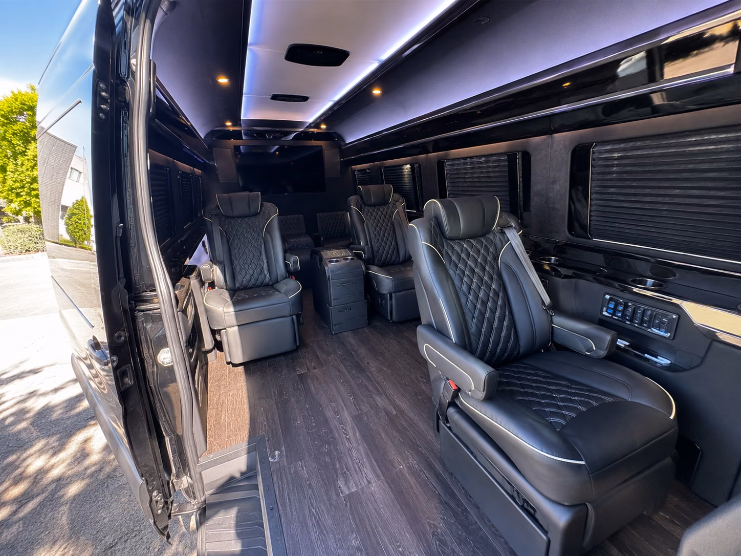honolulu sprinter van with driver inside